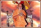 Swamishri performs the festival arti of Shri Harikrishna Maharaj adorned in an ornate hindolo
