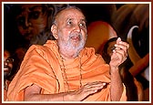 Swamishri responds with encouraging gestures while the bhajan 'Aje Yagnapurushne dwar nobat vage re lol…' was being sung by sadhus