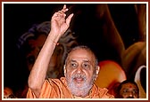 Swamishri responds with encouraging gestures while the bhajan 'Aje Yagnapurushne dwar nobat vage re lol…' was being sung by sadhus