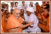 Swamishri swayed with Raghu Bharwad and broke into a brief dance on the spot