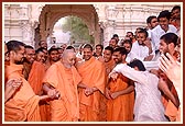 Swamishri happily reponds to Suresh's effort in dancing and singing 'Aje Yagnapurushne dwar nobat vage re lol…'
