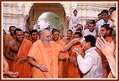 Swamishri blesses Suresh