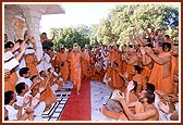 At the Yagnapurush Smruti Mandir Swamishri raises his hands in joy when the verse 'Aje Yagnapurushne dwar nobat vage re lol…'