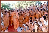 As the chorus 'Aje Yagnapurushne dwar nobat vage re lol…' rises to a crescendo Swamishri then dances and plays the kartal with Ghanshyamcharan Swami