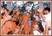 While the sadhus and sadhaks sang 'Aje Yagnapurushne dwar nobat vage re lol…' Swamishri raised his hands and to the joy of everyone performed a brief dance