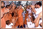 While the sadhus and sadhaks sang 'Aje Yagnapurushne dwar nobat vage re lol…' Swamishri raised his hands and to the joy of everyone performed a brief dance