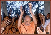 While the sadhus and sadhaks sang 'Aje Yagnapurushne dwar nobat vage re lol…' Swamishri raised his hands and to the joy of everyone performed a brief dance
