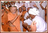 Swamishri responds when Raghu Bharwad dances and sings 'Aje Yagnapurushne dwar nobat vage re lol…' in the pradakshina