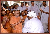 Swamishri responds when Raghu Bharwad dances and sings 'Aje Yagnapurushne dwar nobat vage re lol…' in the pradakshina