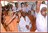 Swamishri responds when Raghu Bharwad dances and sings 'Aje Yagnapurushne dwar nobat vage re lol…' in the pradakshina