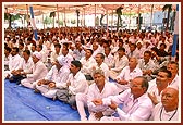 Swamishri performs the murti pratishtha ritual arti of murtis for Talda and Badhada villages. The devotees also perform the ritual arti