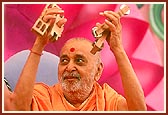 ... then Swamishri plays the kartal