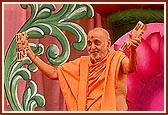 Swamishri dances like an expert performing a variety of movements, thus expressing his exuberant devotion to Guru Shastriji Maharaj 