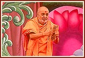 Swamishri dances like an expert performing a variety of movements, thus expressing his exuberant devotion to Guru Shastriji Maharaj 