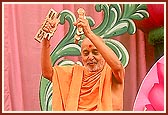 ... and finally, Swamishri spontaneously dances elegantly and joyously to the rapturous singing of 'Aje Yagnapurushne dwar nobat vage re lol…' 