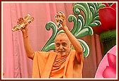 ... and finally, Swamishri spontaneously dances elegantly and joyously to the rapturous singing of 'Aje Yagnapurushne dwar nobat vage re lol…' 