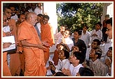 Swamishri talks to the kishores