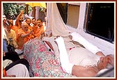Swamishri blesses a devotee injured in an accident