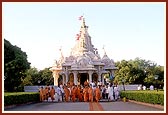 Swamishri arrives towards the foundation-stone laying pit opposite the Yagnapurush Smruti Mandir