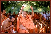 Swamishri raises his hands while the Jay is hailed
