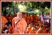 Swamishri gives instructions during the foundation-stone laying ceremony 