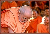 Swamishri gives instructions during the foundation-stone laying ceremony 