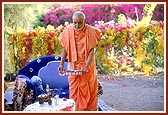 Swamishri performs arti of Thakorji