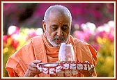 In the final verse, Swamishri customarily turns around with the arti