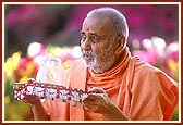 Swamishri performs arti of Thakorji