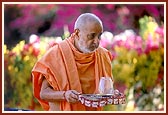 In the final verse, Swamishri customarily turns around with the arti