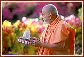 In the final verse, Swamishri customarily turns around with the arti