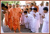 Swamishri blesses children who had pilgrimaged by foot from Bhavnagar to Sarangpur