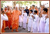 Swamishri blesses children who had pilgrimaged by foot from Bhavnagar to Sarangpur