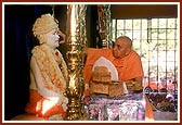 Swamishri performs pujan of Shastriji Maharaj