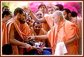 Swamishri observes the bullock cart made for Thakorji