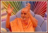 Swamishri joyously claps to the bhajan sung by sadhus