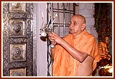 Swamishri performs the patotsav arti