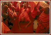 Swamishri performs prostrations to Thakorji