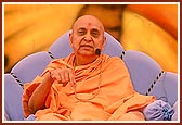 In the patotsav assembly, Swamishri discourses about the glory of Shastriji Maharaj and his zeal to establish the murtis of Shri Akshar Purushottam Maharaj 
