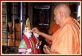 Swamishri performs pratishtha of murtis for the Hari mandir in Beraja village