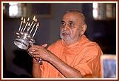 Swamishri performs arti of Thakorji during patotsav