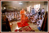 Swamishri and devotees perform arti during patotsav
