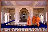 Swamishri performs pradakshina of Thakorji at the samadhi sthan