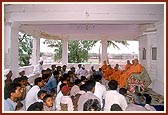 Swamishri addresses the local devotees