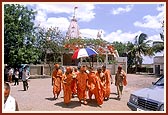 Swamishri departs from Dangra