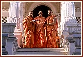 Swamishri descends after Thakorji's darshan
