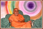Swamishri saying the rosary during the assembly