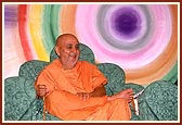 Swamishri saying the rosary during the assembly