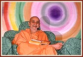 Swamishri discourses to the assembly