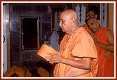 Swamishri engaged in darshan of Akshar Deri